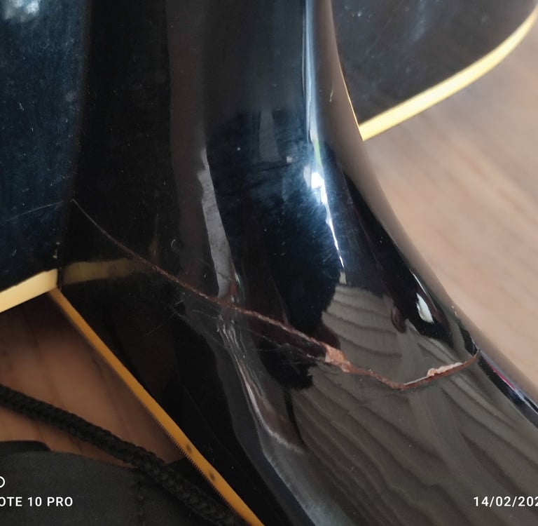 Fissure d'un talon de guitare acoustique