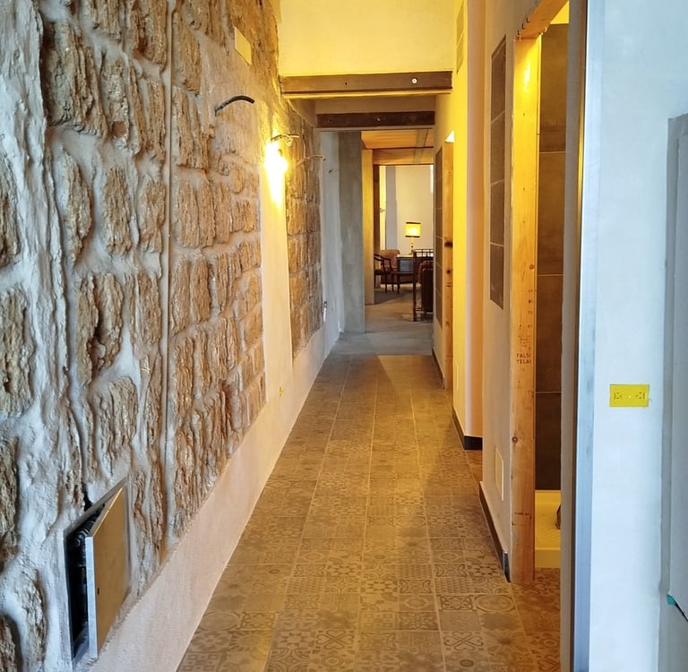 Corridoio accogliente immobile in vendita: pietra a vista, pavimento design.