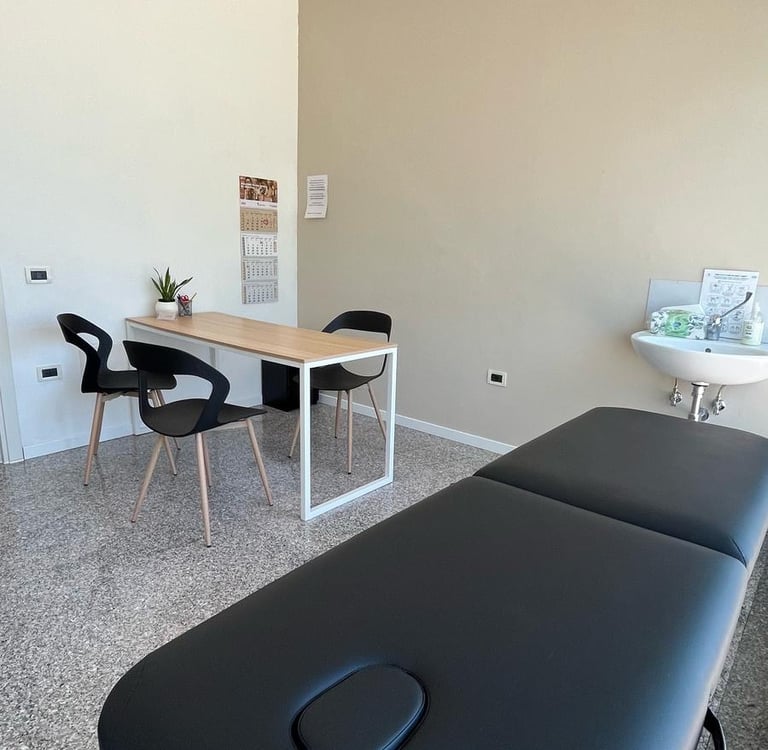 Lettino di lavoro dentro lo studio del nutrizionista di Camisano Davide Milani