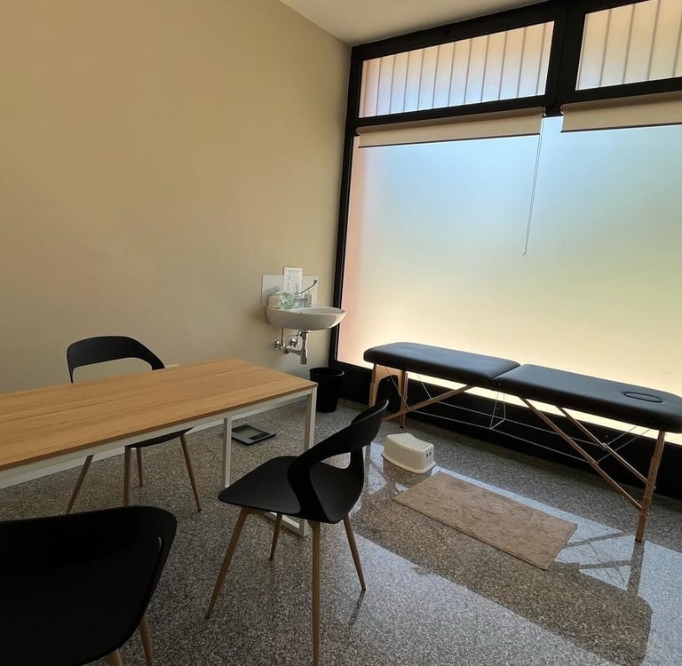 Area di lavoro e scrivania dello studio del nutrizionista di Camisano Davide Milani