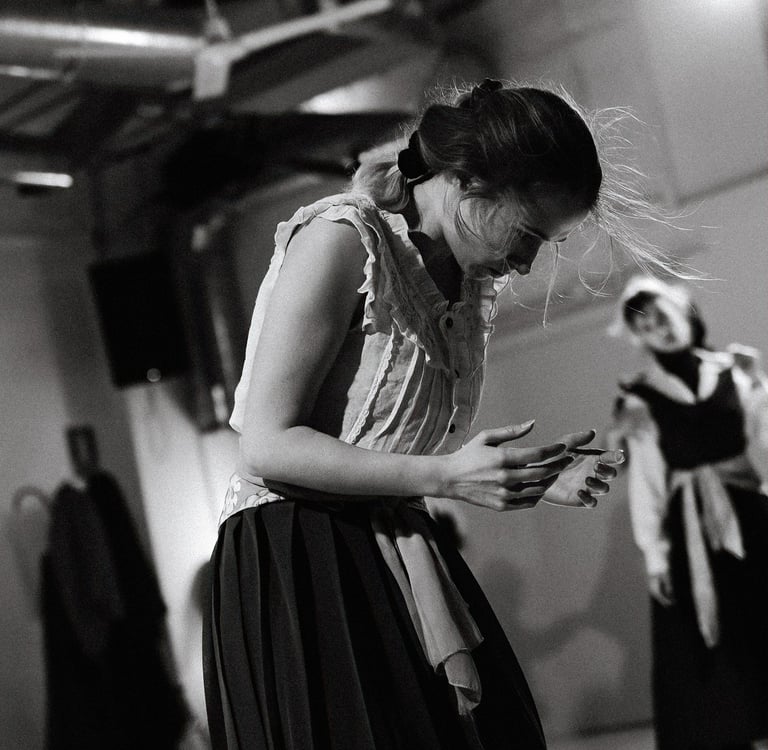 Johanna Spies perfJohanna Spies performing contemporary dance in an industrial hall in Madrid