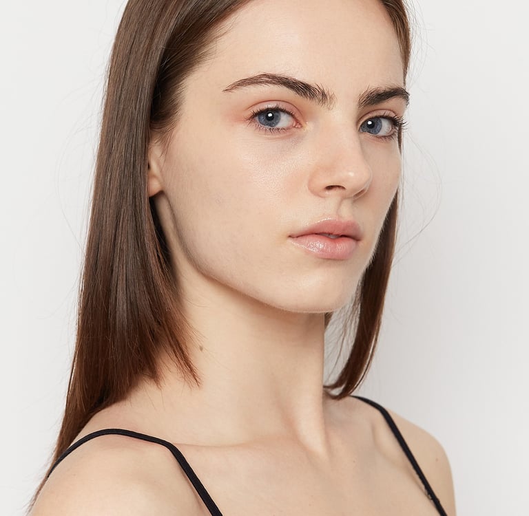 Portrait modèle agence fond blanc