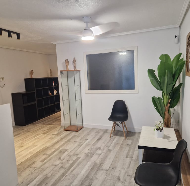 Salita de espera con plantas sillas y ventilador con luz