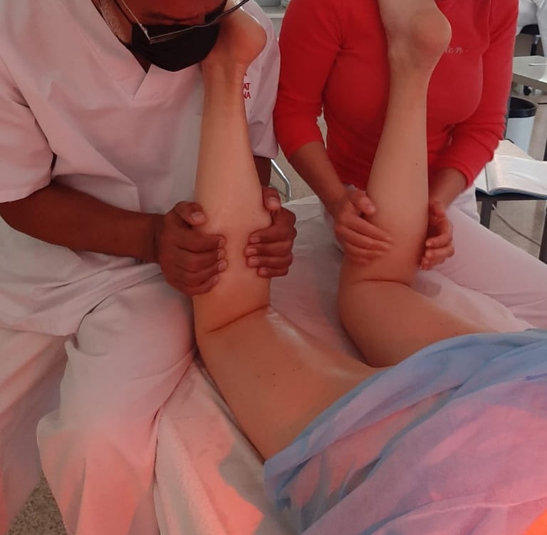Dos terapeutas, uno con una bata médica dan masaje  a mujer 