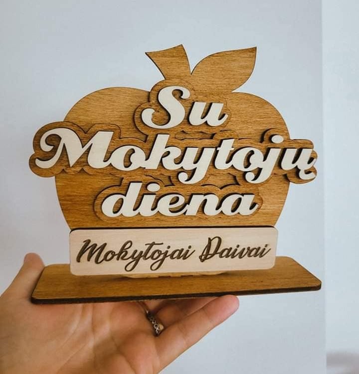 Mokytoju dienos suvenyras - obuolys su isgraviruotu mokytojos vardu