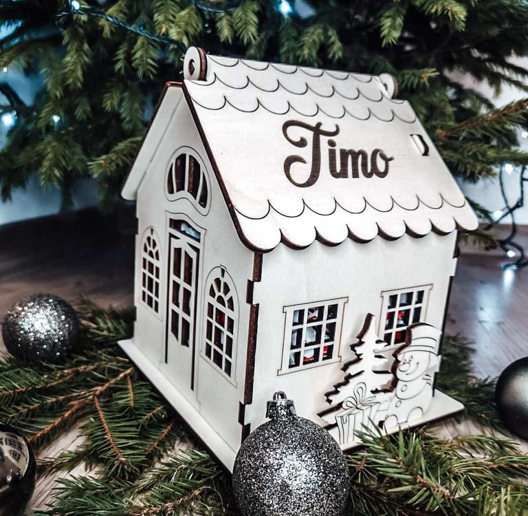 Graviruotas kalėdinis namelis is faneros su graviruotu vardu