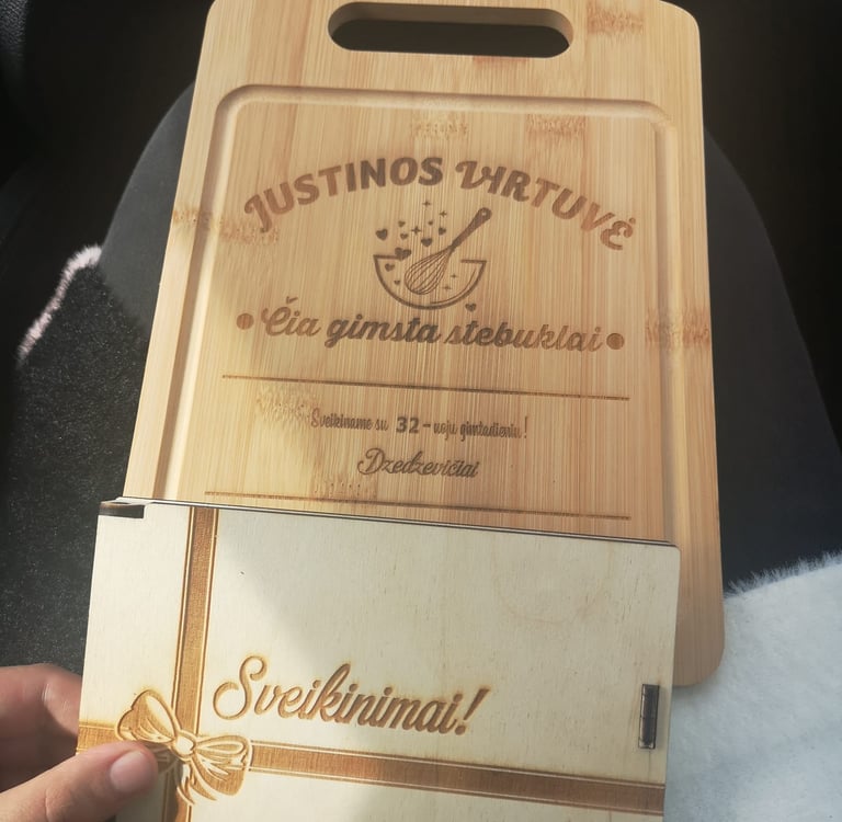 Graviruota medine virtuves pjaustymo lentele