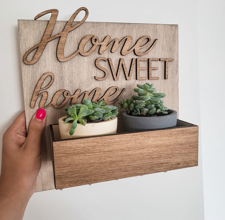 Medinė raktinė su tekstu ir dezute vazonams