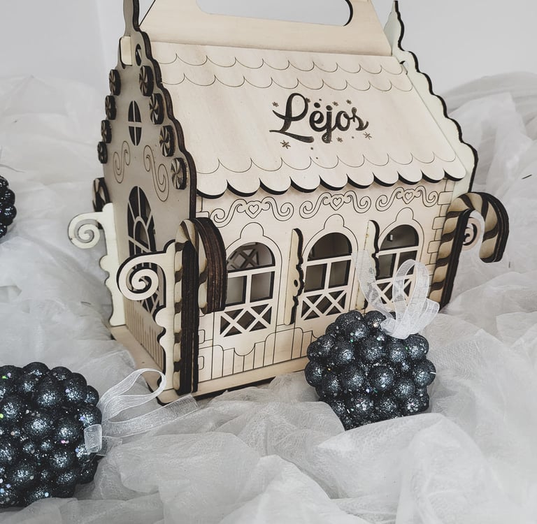 Kalėdinis namelis su išgraviruotu vardu ir graviruotomis dekoracijomis