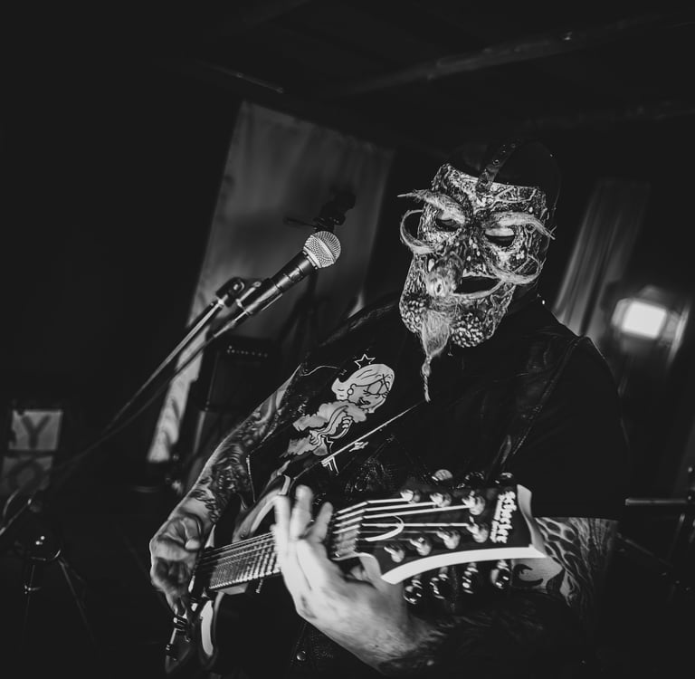 Noiso Playing guitar live