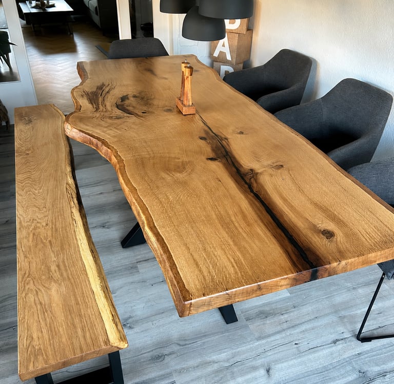 Baumkantentisch aus massiver Eiche mit durchgehender Maserung und einzigartiger Holzstruktur + Epoxy