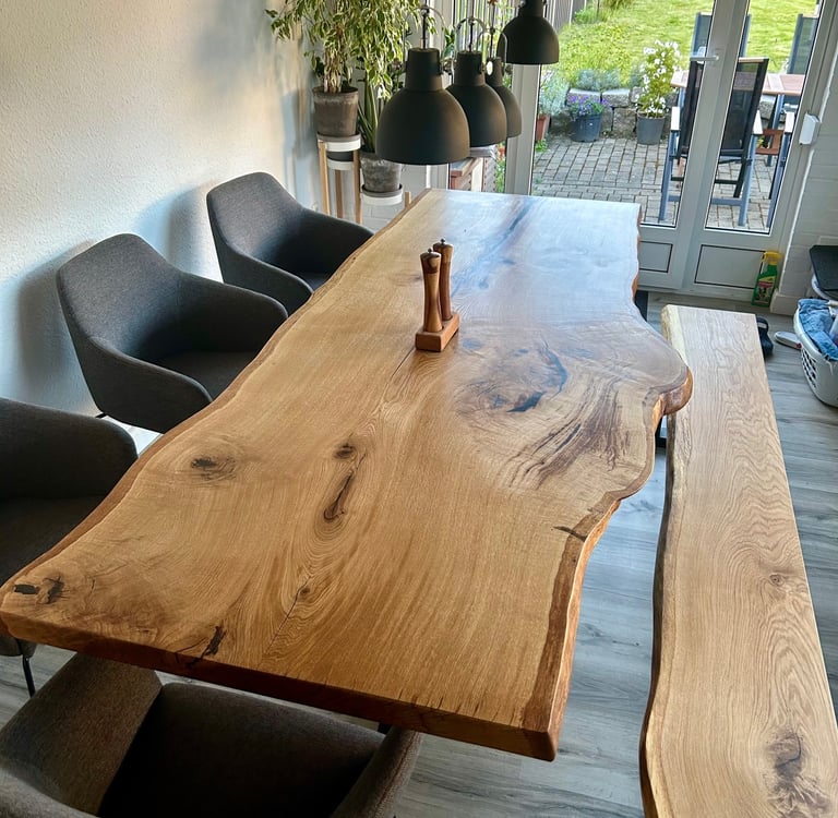 Live Edge Esstisch aus massiver Eiche mit natürlicher geschwungener Baumkante