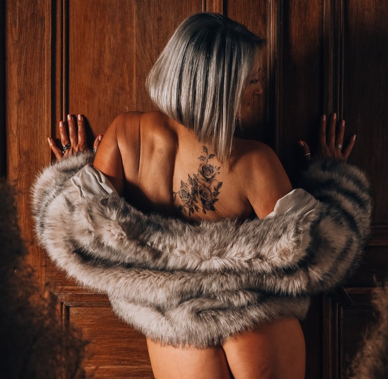 une femme avec un manteau de fourrure de dos