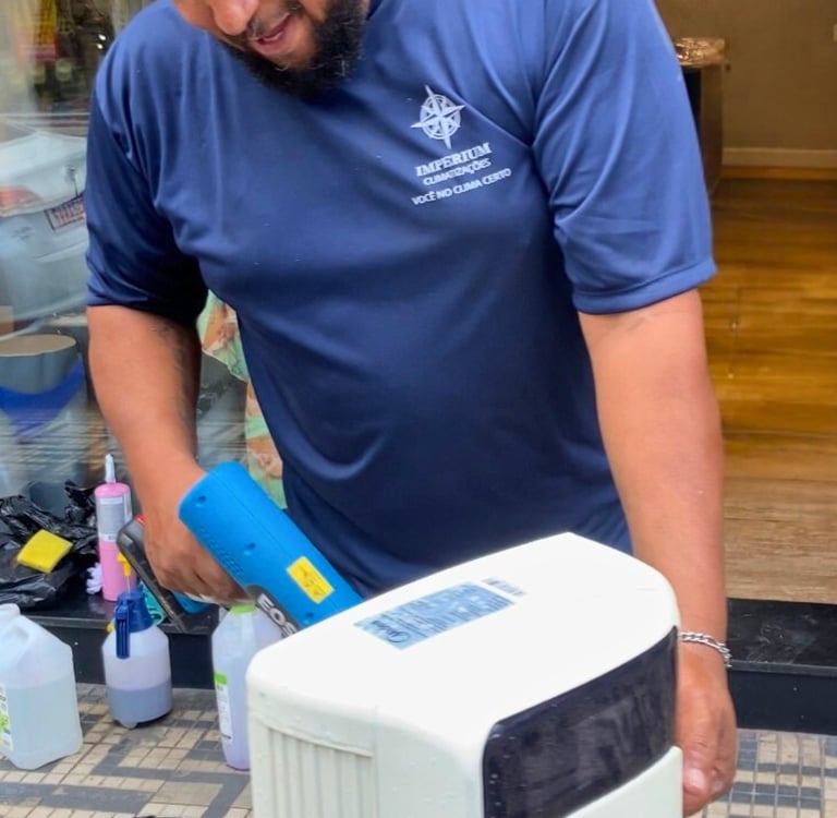 Técnico da Imperium realizando manutenção e limpeza de ar-condicionado em São Paulo