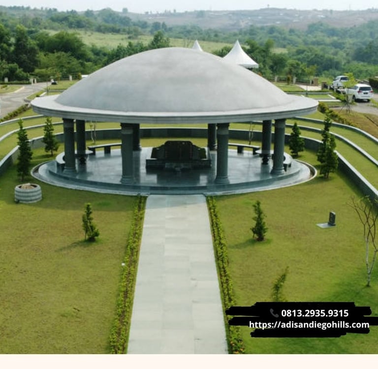 Lokasi ini memenuhi kriteria "Makam sesuai feng shui Chinese" karena memiliki kontur tanah