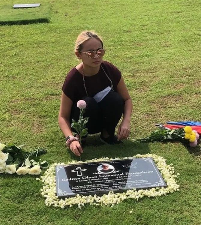 Batu Nisan San Diego Hills Memorial Park dengan Photo Almarhum
