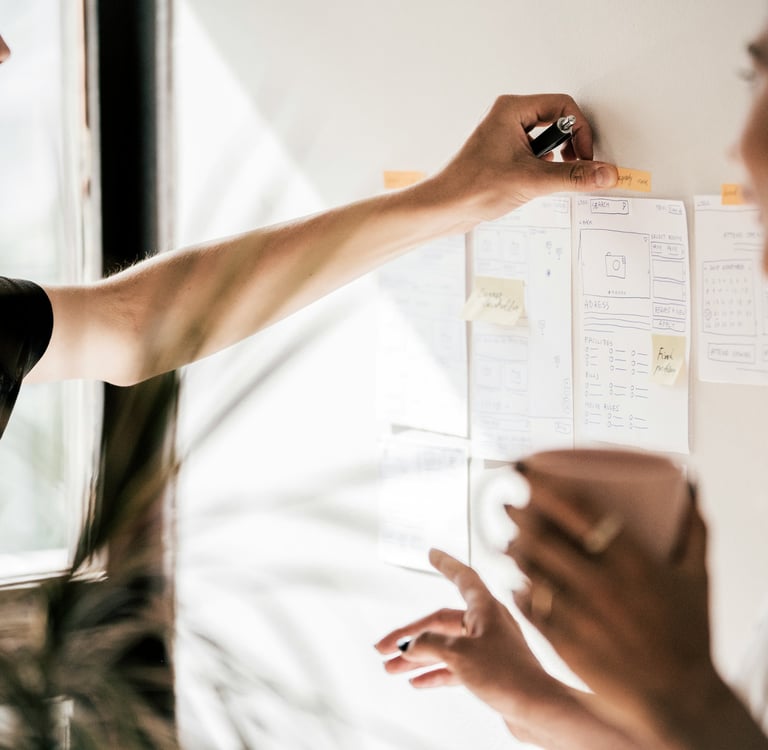 Photo d'un brainstorming collaboratif illustrant la méthode de travail de Tuuk studio