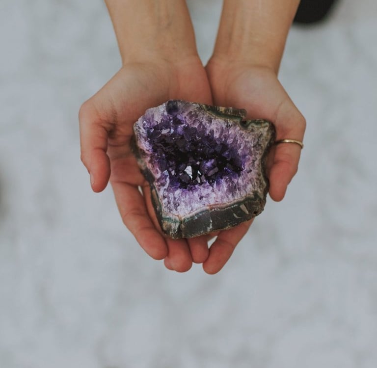 Amatista en el Dormitorio: Beneficios y Recomendaciones
