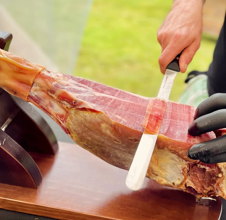 Jambon à la découpe, prestation mariage traiteur, devant vous, découpe minute.