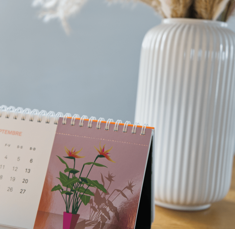 Tischkalender mit einer Strelizie, die vierfarbig auf silber laminiertes Papier gedruckt wurde.