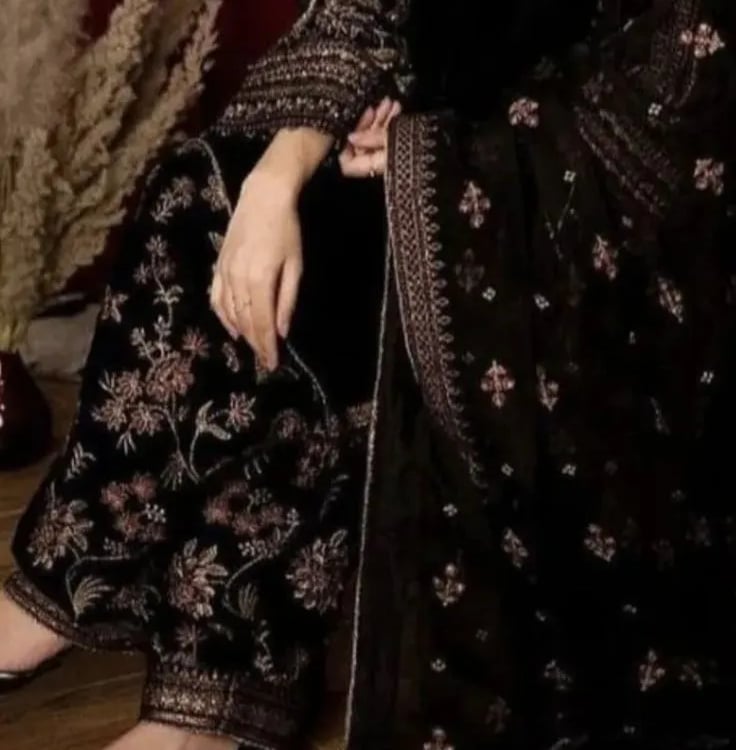 Woman dressed in elegant evening wear outfit from Lookofme fashion collection