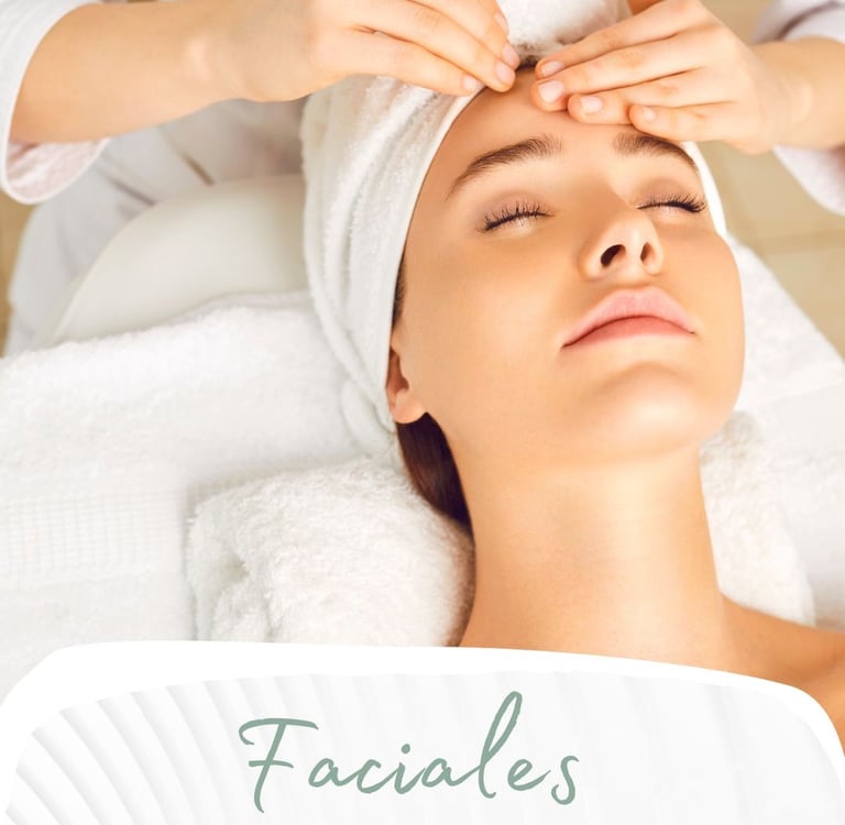 mujer recibiendo un facial de limpieza en una clinica de medicina estetica en cdmx 