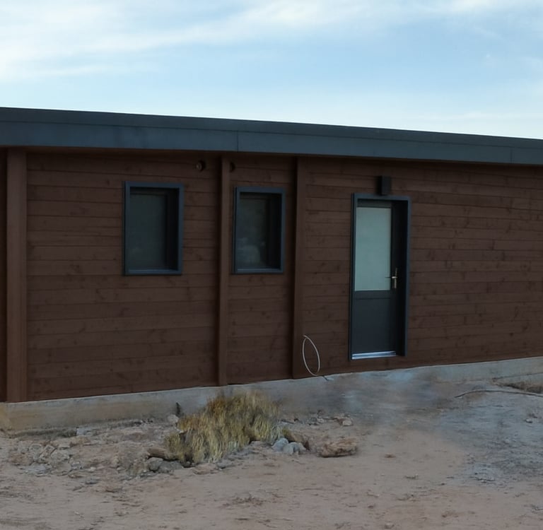 Peinture naturelle bois sur maison moderne foncée  marron chocolat