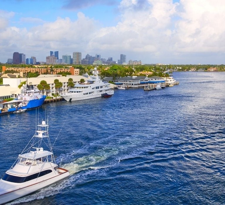 yacht cruising in florida waterway