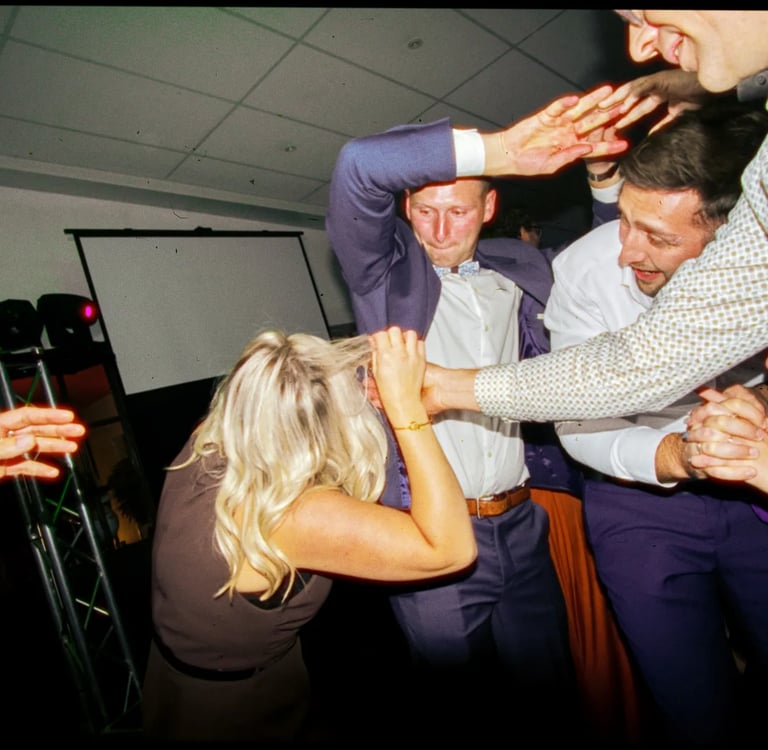 Bouton et cheveux coincés | rollbak | Photographe mariage Lille - Dunkerque - Arras