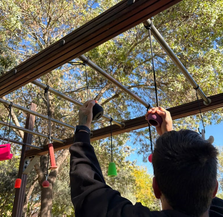 Un hombre se agarra de dos bolas de OCR