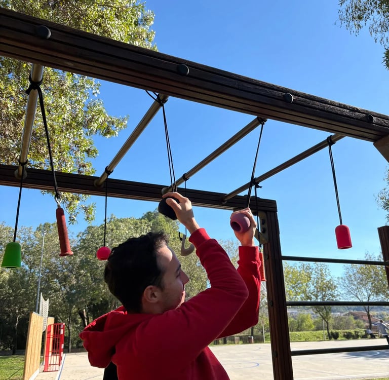 Hombre entrenando OCR en un parque