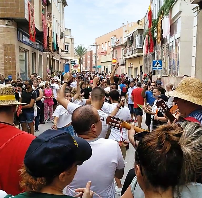 A "cuadrilla" (group) livens up the "Romería" of the Virgin of Fuensanta with their music and dance,