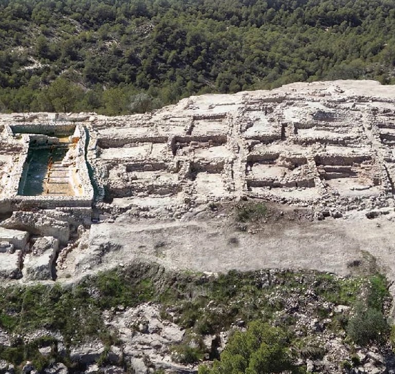 The La Almoyona archaeological site is located a few kilometers from the town of Pliego. It is a Bro