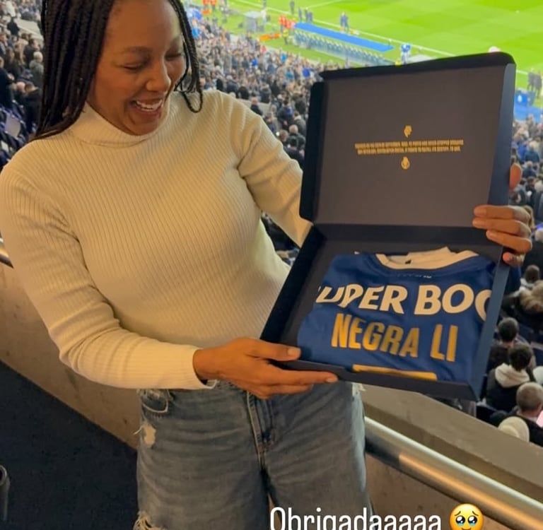 negra li com a camisa do porto no estadio