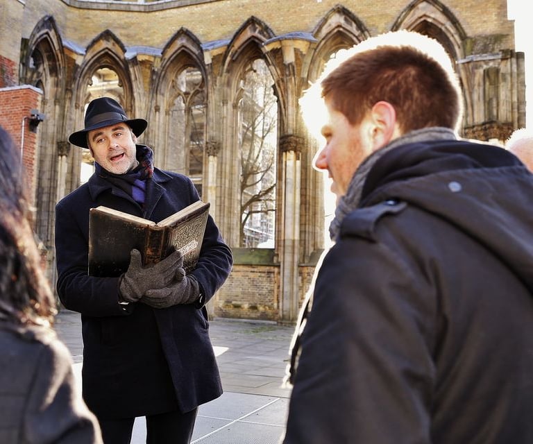 Noa Dylan trägt Geschichten vor, in der Corpus Delicti Tour in Hamburg