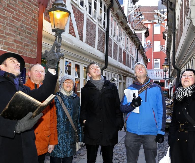 Interessierte Gäste in der Corpus Delicti Tour in Hamburg