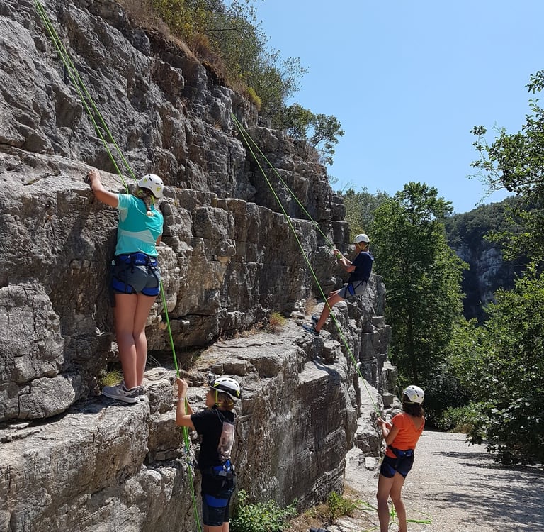 Enfants en train de grimper en falaise