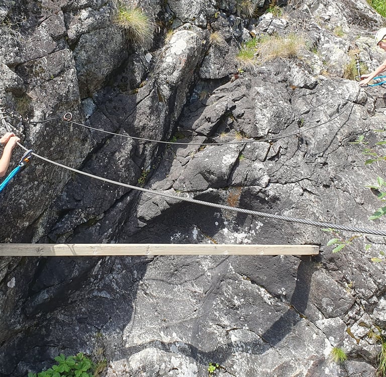 Traversee au dessus de l'eau sur la via ferrata de l'Alpe du Grand Serre