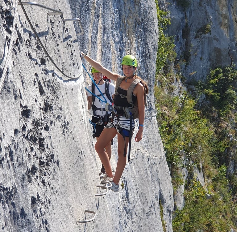 Traversee a flanc de falaise sur la via ferrata de la P'tchi