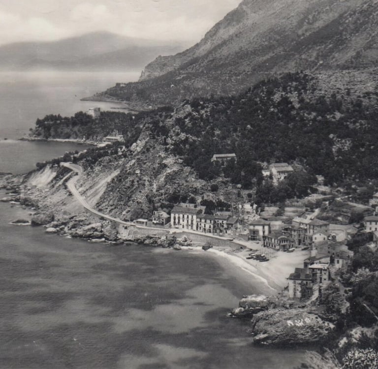 Veduta d'epoca in bianco e nero del villaggio costiero prima della costruzione del porto di maratea