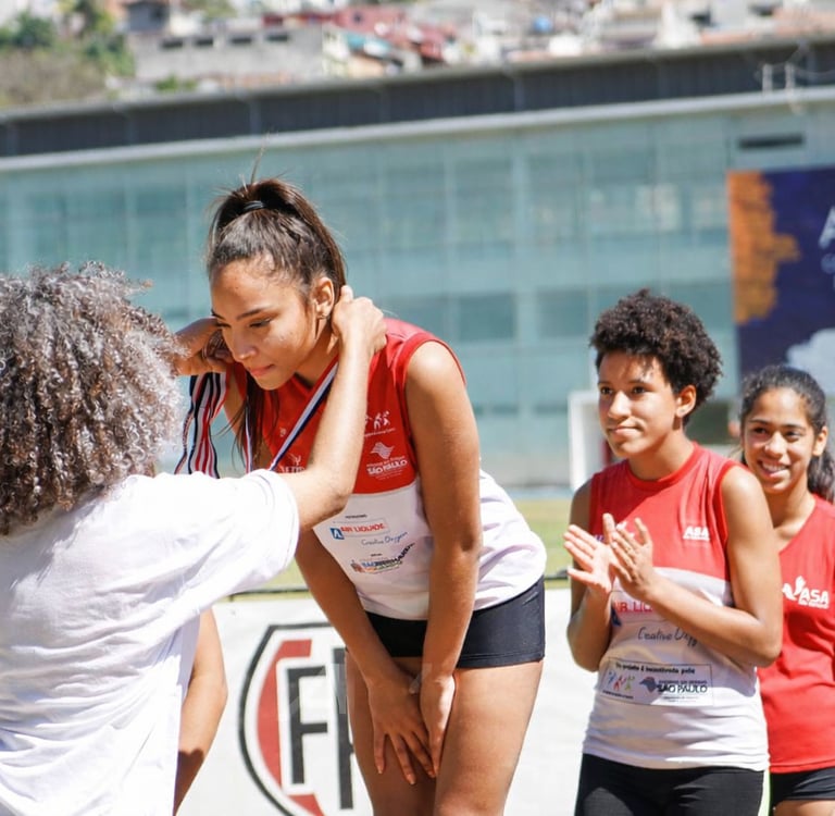 Crianças atletas de atletismo em São Bernardo do Campo recebendo medalhas pela ASA São Bernardo