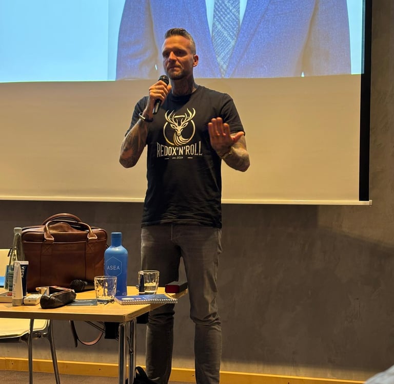 seamusthefreenomad speaking on stage