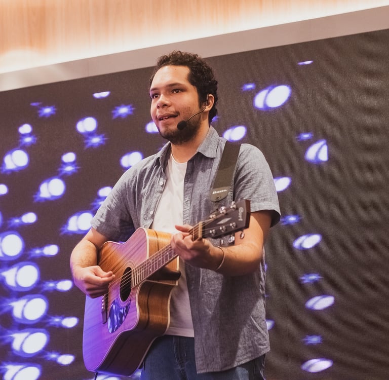 Músico e palestrante autista Lucas Sampaio, durante show em Recife (PE).