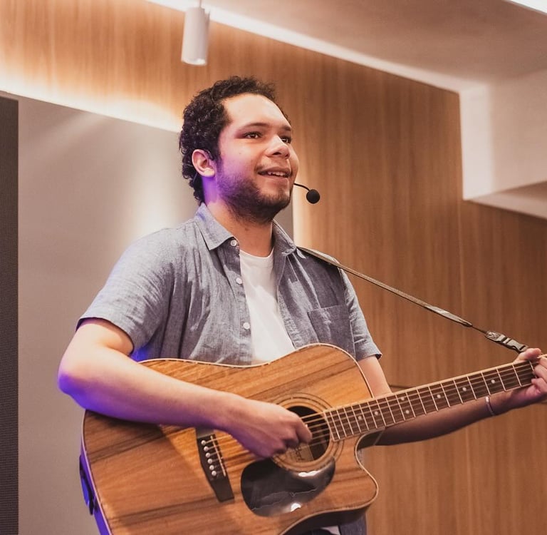 Palestrante autista Lucas Sampaio, durante palestra em congresso sobre autismo em Recife.