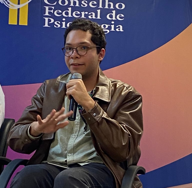 Palestrante autista Lucas Sampaio, em Brasília, durante palestra no Conselho Federal de Psicologia.