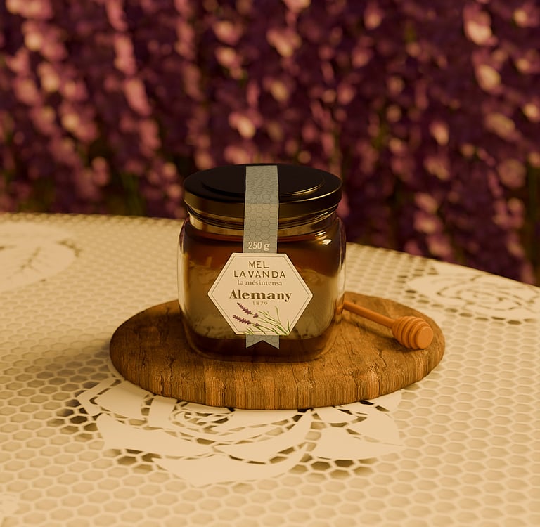 Tarro de miel de la marca Mel alemany 1879 encima de una madera y en la mesa con un fondo de lavanda.