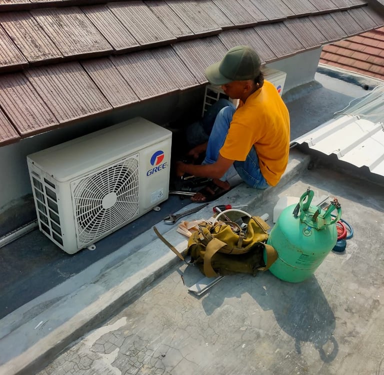 perbaikan service ac di wates teknisi sedang cek outdoor