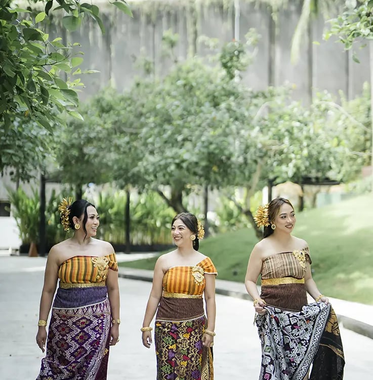 Portrait session along the tropical garden pathways at The Apurva Kempinski Bali in Nusa Dua