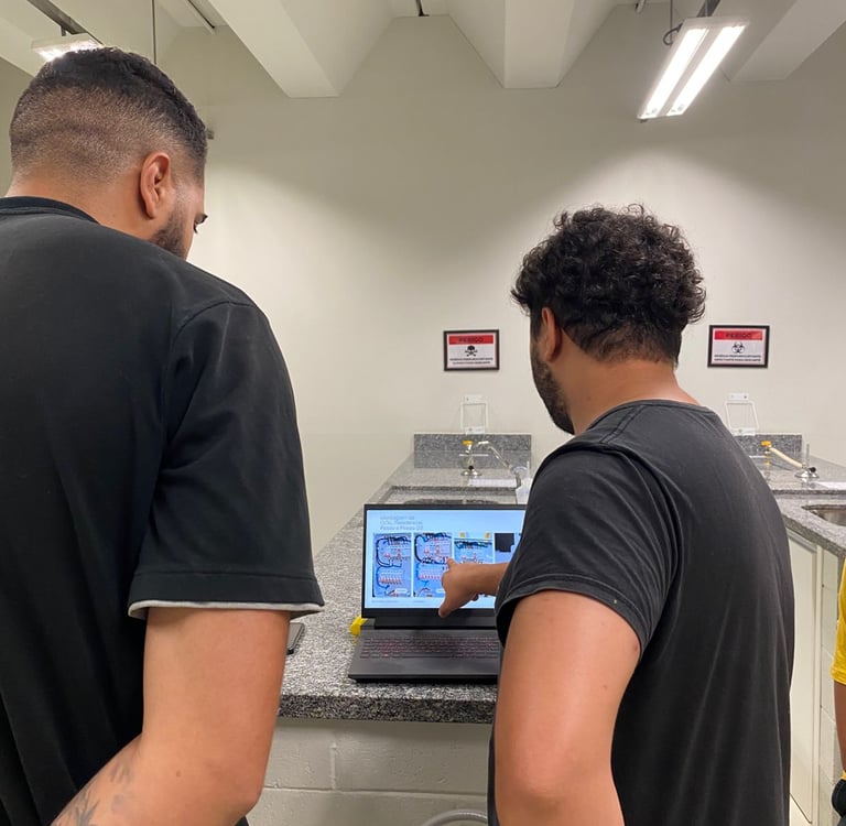 Ministrando aula prática de Elétrica Predial e Residencial - Anhnaguera 