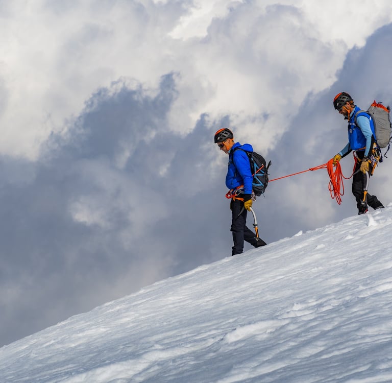deux alpinistes évolues encordés